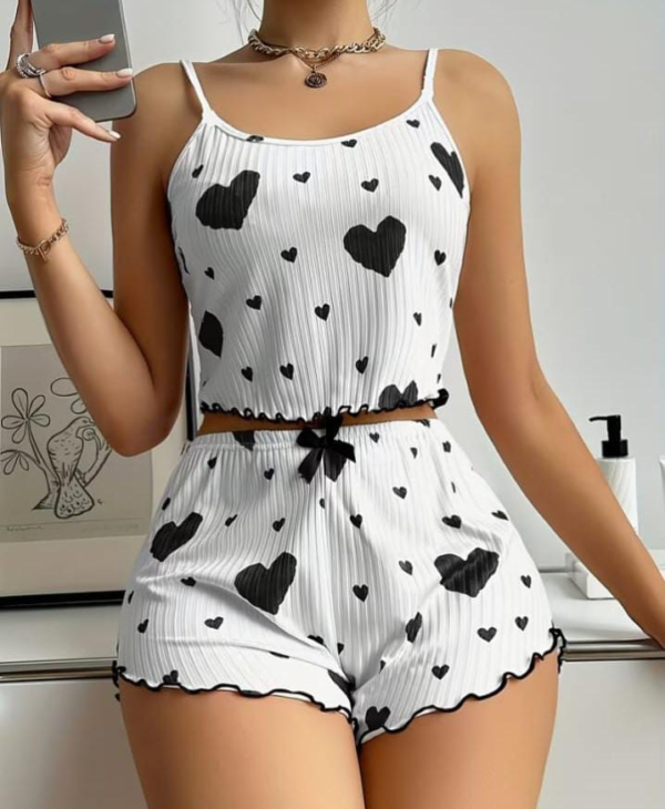 Conjunto blanco de top y short con corazones negros