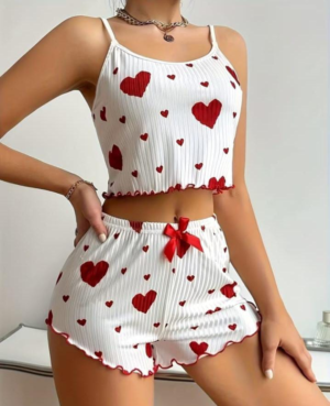 conjunto-corazones-rojo Conjunto blanco de top y short con corazones rojos